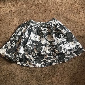View skirt. Pockets. Size 6.